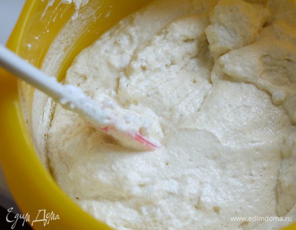 В отдельной чашке взбить белки с солью до крепкой пены. Аккуратно ввести взбитые белки в творожную массу. Долго не мешать, чтобы не "выбить" воздух из теста.