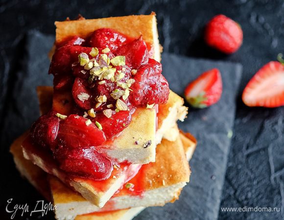 Подаем запеканку, щедро полив клубничным соусом и посыпав рублеными фисташками. Вкусно и полезно!