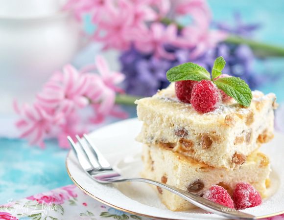 Также эту запеканку можно сделать с изюмом — получается тоже потрясающе вкусно!