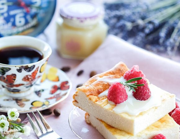 А вот еще вариант сервировки — со сгущенным молоком и малиной.