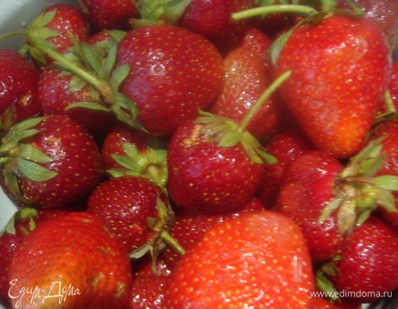 Клубнику помыть, очистить и порезать.