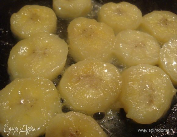 банан нарезать кружочками и обжарить в сливочном масле с обеих сторон. готовим заправку: соединить растительное масло, лимонный сок, мед все хорошо смешать.