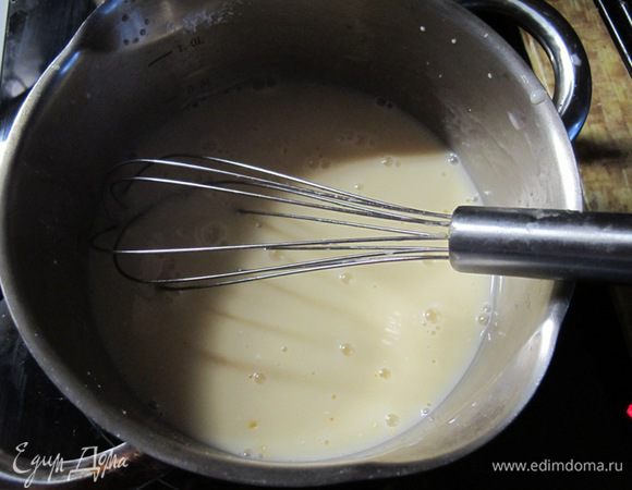 Порошок пудинга заливаем холодным молоком, добавляем сахар и варим на небольшом огне до загустения, постоянно помешивая. Снимаем с огня, примешиваем вяленую вишню и закрываем кастрюльку пленкой.
Ревень моем, чистим и нарезаем небольшими брусочками. Если стебли очень толстые, режем брусочки, вдоль, пополам.