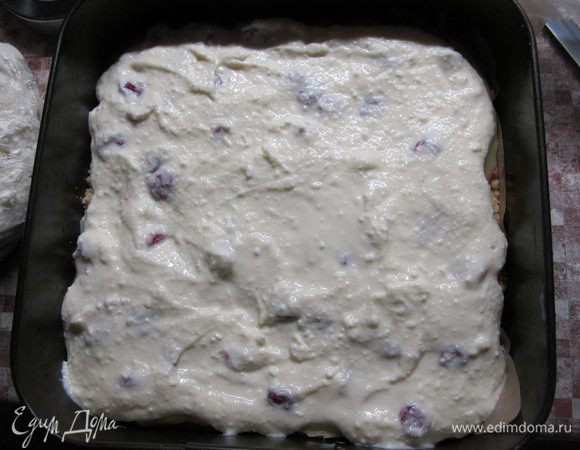 Заливаем пудингом. Выпекаем 25 минут при 180°С.