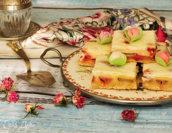 Остужаем, нарезаем кусочками и украшаем вафельными бутонами.
Сладкого лета вам!