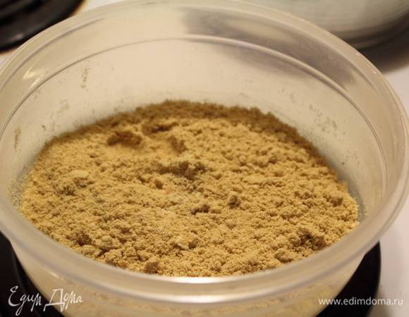 Печенье измельчить в крошку. Можно взять сразу шоколадное, можно обычное и тогда добавить в него чайную ложку какао для придания шоколадного вкуса.