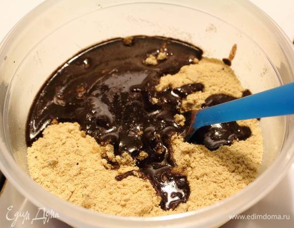 Если печенье было обычное, как у меня в этот раз, то в растопленое масло вмешать какао и уже готовую смесь вмешать в крошку печенья.