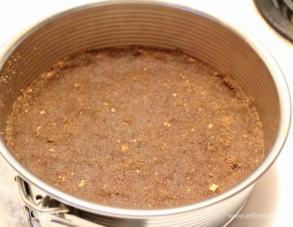 Готовую массу выложить в разъемную форму и отправить в холодильник.