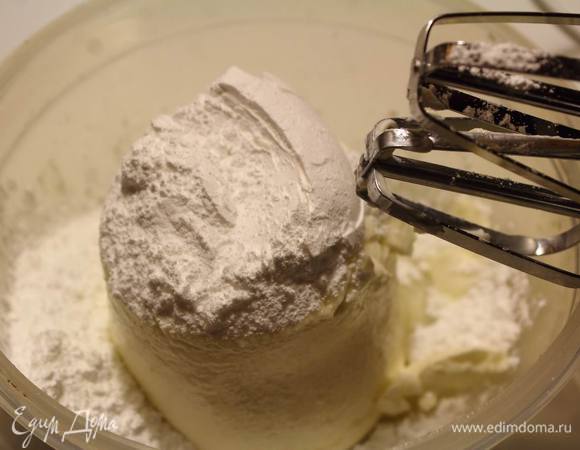 Сливочный сыр размешать до однородности, вмешать в него сахарную пудру, ванильный экстракт и сливки.