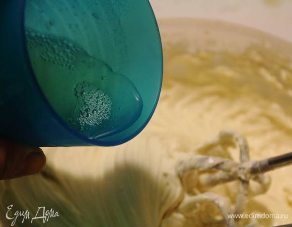 Желатин замочить по инструкции и вмешать в кремовую массу.