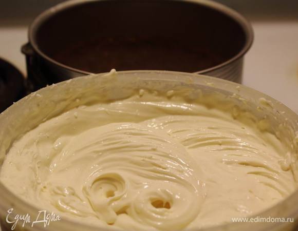 Форму с основой вытащить из холодильника, если есть специальные бортики для чизкейков — проложить их по краю, если нет — то неплохо отстает чизкейк и от просто хорошо смазаных растительных маслом бортиков формы. Выложить массу в форму.