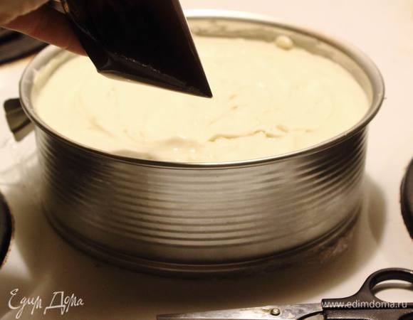 Шоколадные капли растопить со сливочным маслом. Я выкладывала глазурь, пользуясь обычным небольшим пакетиком, отрезав у него уголок. 