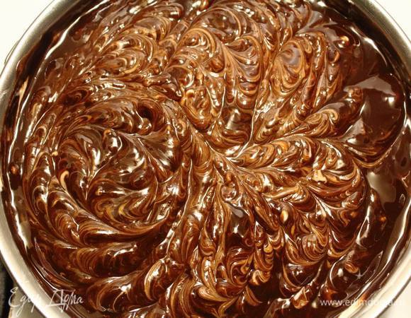 Взять зубочистку у порисовать-помешать на глазури узоры. Масса сливочно-сырная смешается слегка с шоколадной плюс получится рельефный верх :)
Отправить торт в холодильник.