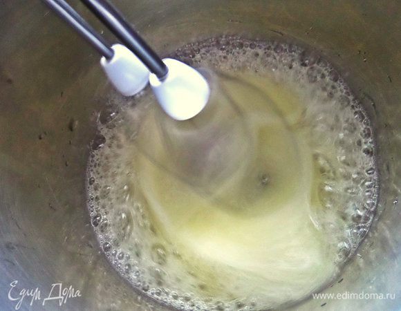 Белки начинаем взбивать в чистой, сухой посуде с 2 щепотками соли.