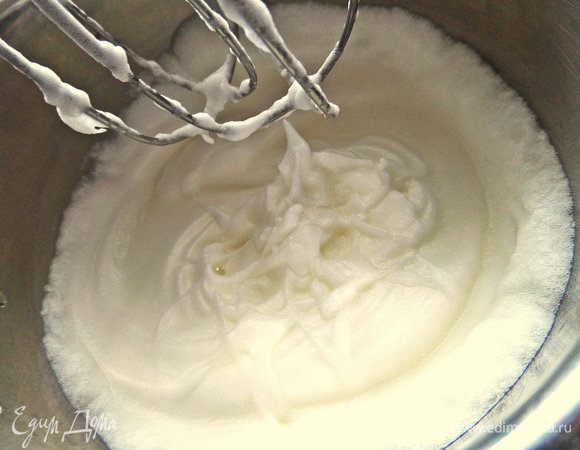 Взбиваем в устойчивую пену.