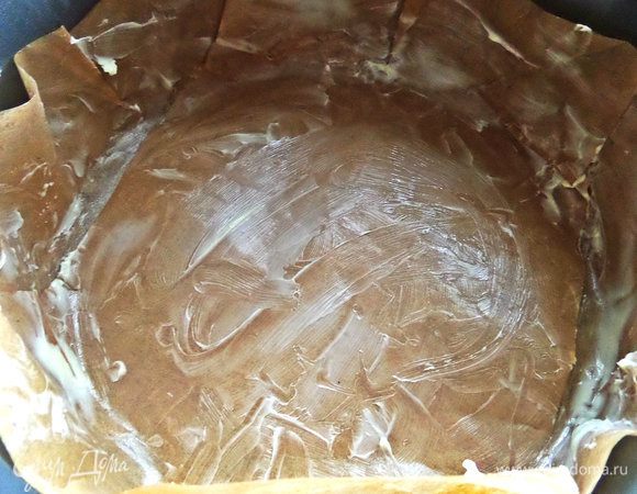 Форму смазываем мягким сливочным маслом или распределим для страховки пергамент, как у меня, и тоже смазываем.