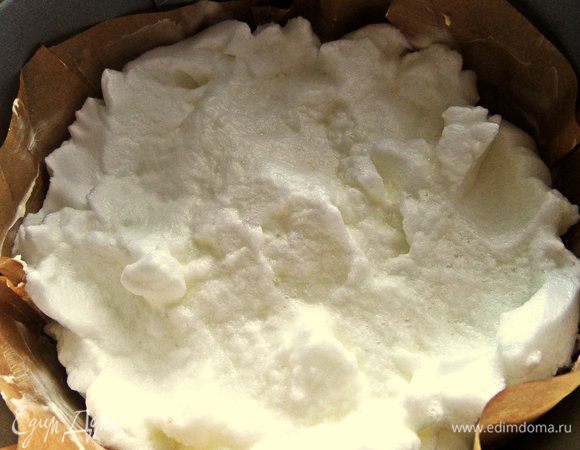 Распределяем по дну белковую массу, не сильно утрамбовывая.