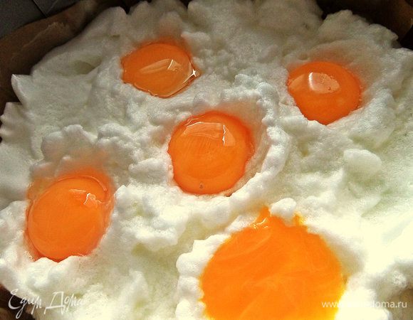 Переливаем желтки в ямки, солим, если нужно.