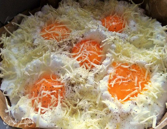 Посыпаем частью сыра верх, перчим.