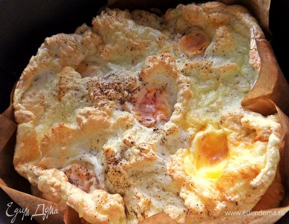 Запекаем в духовке при 180°С минут 15х10 минут при 200°С. Смотрим, чтобы желтки только схватились, так вкуснее будет.