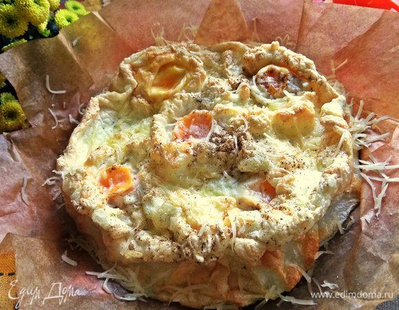 Посыпать остальной частью сыра и сразу подавать. В дачном варианте можно прямо на пергаменте положить на блюдо.