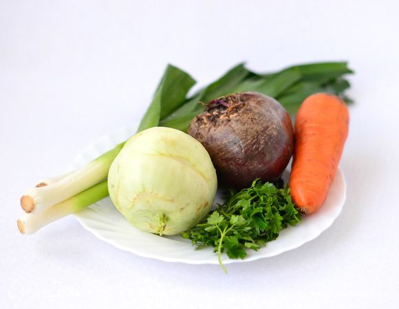 Лучше всего выбирать для салата кольраби, свеклу и морковь примерно одного размера. Помыть, почистить. 