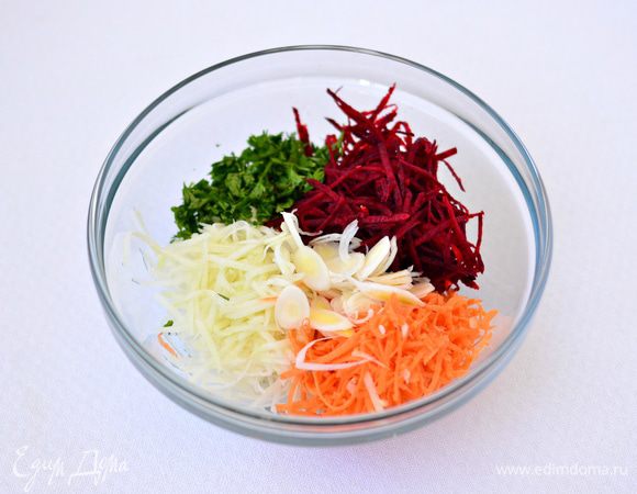 Натереть на крупной терке или на терке для моркови по-корейски кольраби, свеклу, морковь. Петрушку мелко порезать. Лук-порей (белую часть) порезать соломкой. Для тех, кто не любит острые салаты или вообще не любит в салатах лук, его можно не добавлять. Чтобы свекла не окрасила в салате морковь и кольраби, можно предварительно сбрызнуть ее растительным маслом, перемешать и только потом добавлять в салат.