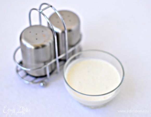 Для заправки смешать сметану, сок лимона и свежемолотый черный перец, соль по вкусу.