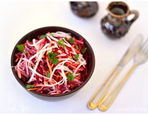 Ингредиенты сложить в глубокую салатную миску, полить заправкой, посыпать поджаренными на сухой сковороде до золотистого цвета семенами кунжута.