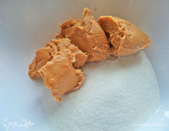 Пасту смешать с сахаром (в оригинале 180 г). Растереть.