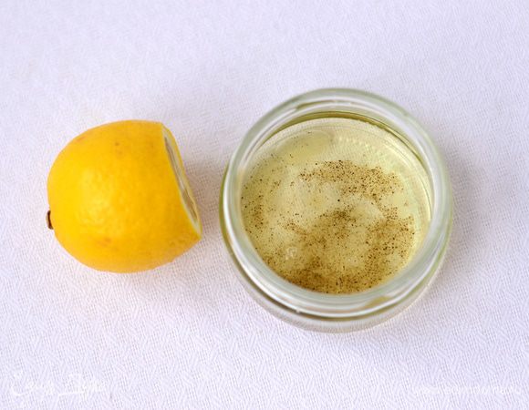 Сделать заправку: смешать оливковое масло (или растительное рафинированное) и сок лимона, добавить черный перец. Перемешать.