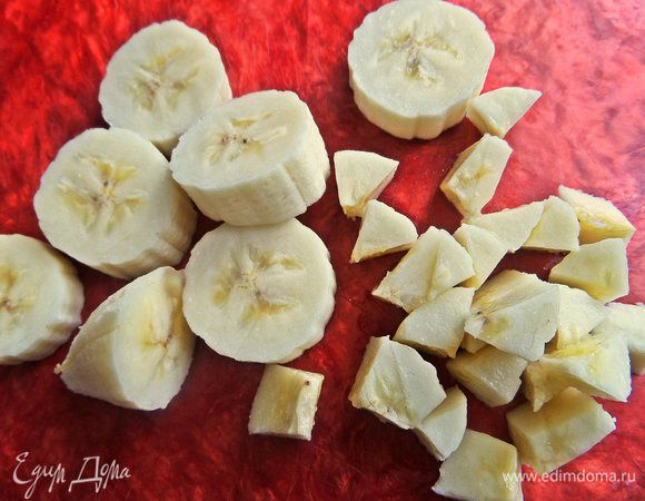 Банан нарезать на кубики или размять вилкой. Можно заменить яблоком.