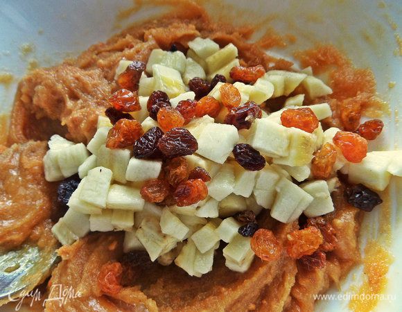 Высыпать в пасту вместе с промытым, отжатым изюмом.