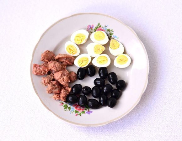 Перепелиные яйца отварить в течение 10 минут. Очистить, порезать пополам. Печень трески вынуть из банки, разделить с помощью вилки на крупные кусочки.