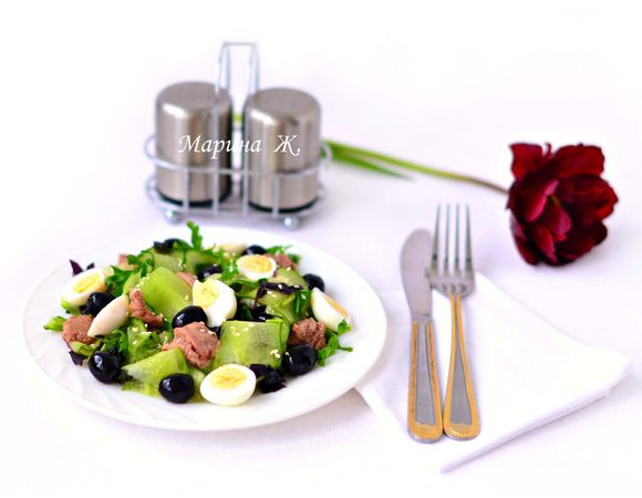 Смешать огуречные полоски с петрушкой, выложить на сервировочную тарелку. Сверху положить кусочки печени трески, оливки, перепелиные яйца. Сбрызнуть заправкой, посыпать поджаренными семенами кунжута.