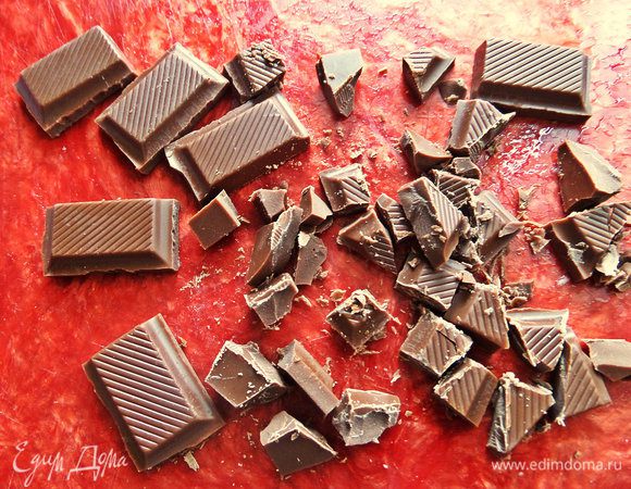 Шоколад порубить. У меня шоколадка была 50 г.