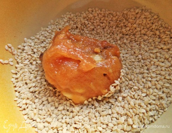 Накладываем массу в кунжут ложкой.