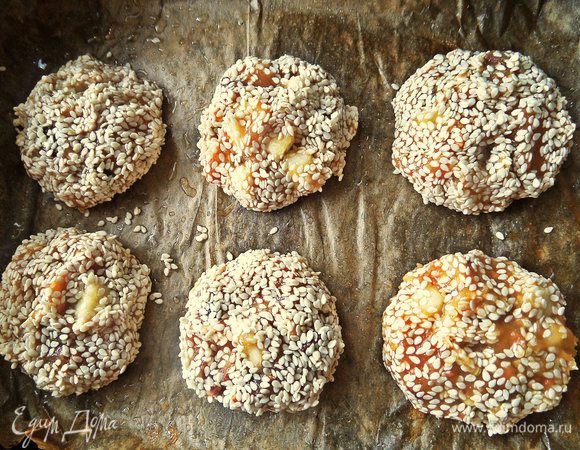 Обваливаем в кунжуте, хотя тут надо приноровиться, масса полужидкая.