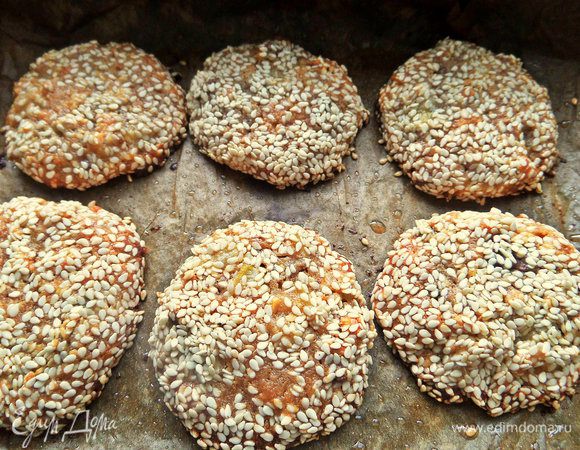 Выпекаем на смазанном пергаменте 15 минут при 180°C.