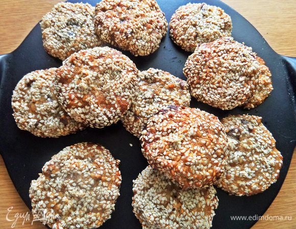 Осторожной переносим печенье лопаткой и ждем до остывания.