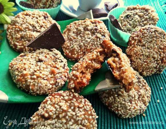 И разламываем с удовольствием вкусное печенье!