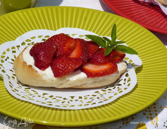 Выложить сверху, присыпать сахарной пудрой, украсить листочками мяты.