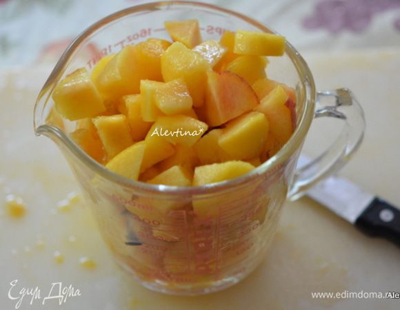 Персики очистить от кожуры и косточек. Нарезать кубиками. Выход 2 стакана.