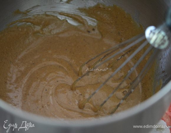 Взбить сливочное масло с коричневым сахаром на медленной скорости. Добавить яйцо комнатной температуры, миндальный экстракт.