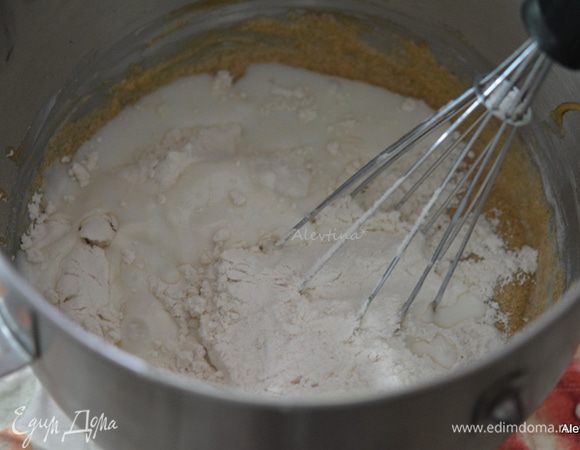 Добавить муку и кефир в три приема. После каждого перемешивать.