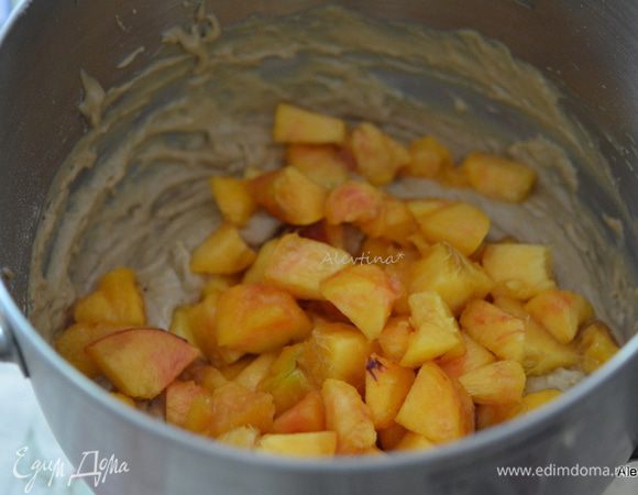 Добавить в тесто персики и аккуратно перемешать.
