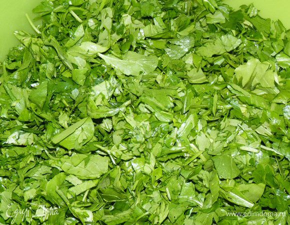 Пока варятся яйца измельчаем зелень, немного оставляем для украшения.