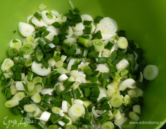 Режем лук, добавляем к зелени.