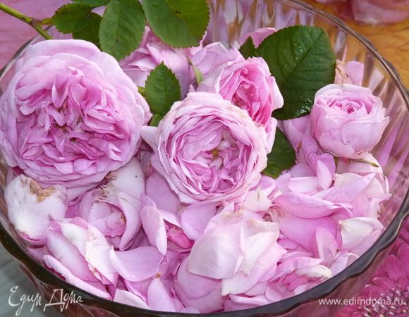 Отделить розовые лепестки от цветка.