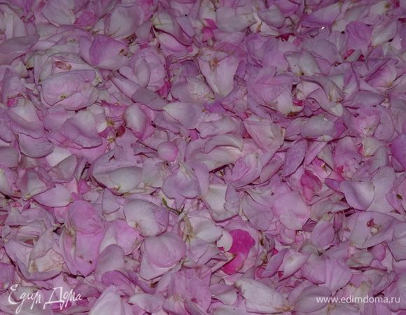 Лепестки разложить тонким слоем и аккуратно встряхнуть руками несколько раз, таким образом тычинки и ненужные элементы в виде мелких жучков останутся на столе. Измятые листочки рыжего цвета выбрасываем.